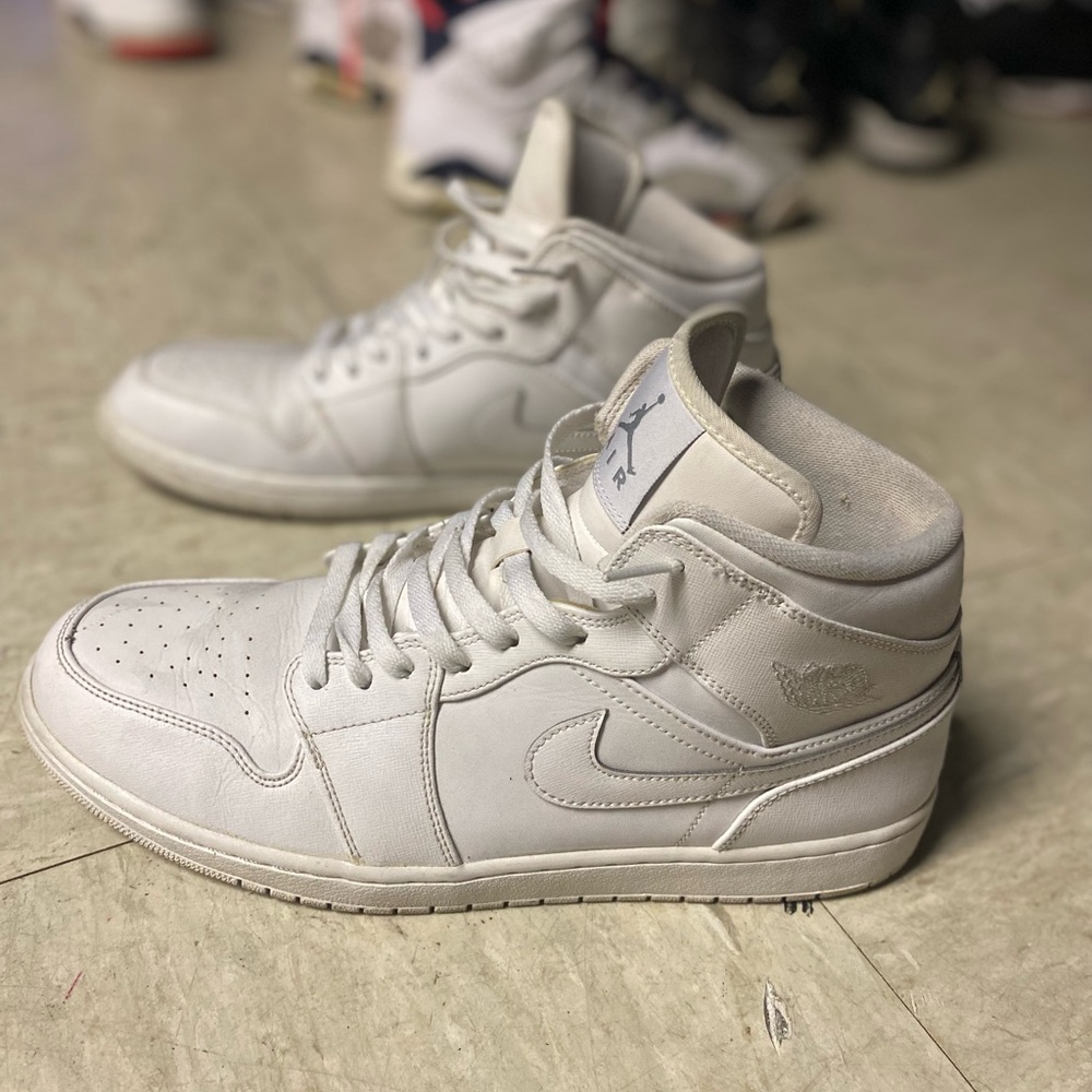Jordan 1 Retro Mid Triple White
